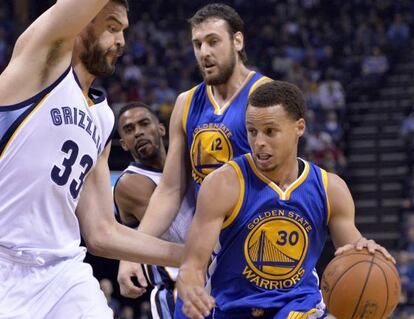 Marc Gasol trata de frenar a Stephen Curry.