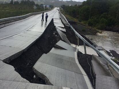 Personas caminan por una carretera destruida en la isla de Chiloe (Chile). 