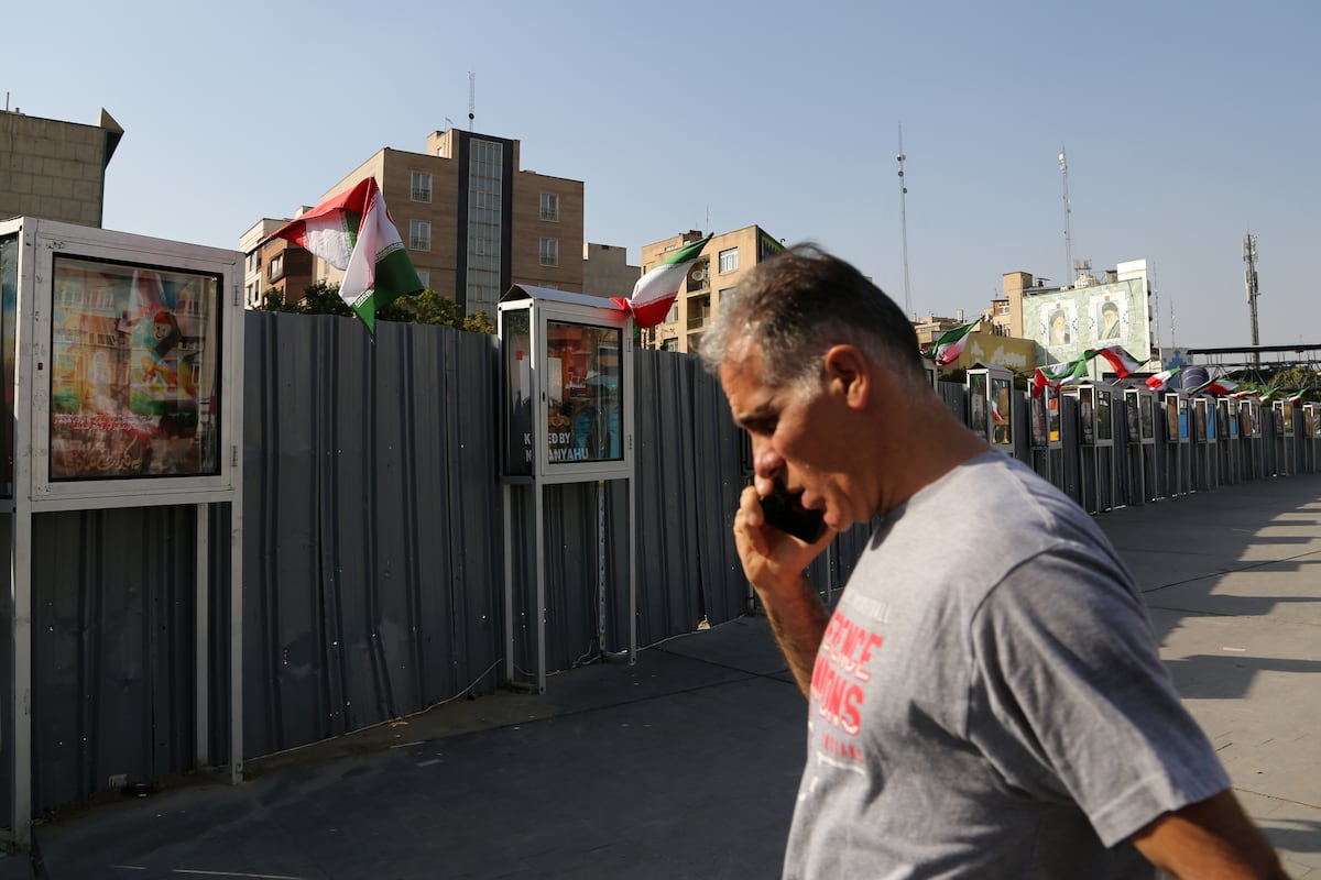 Alerta en Irán: La Guardia Revolucionaria prohíbe el uso de móviles tras el ataque israelí y restringe el acceso a internet