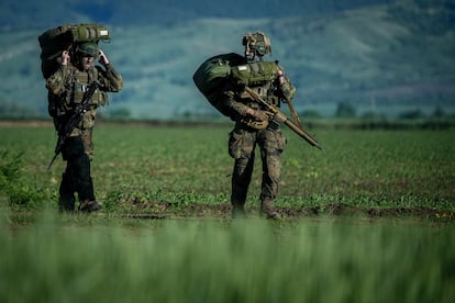 Paracaidistas de la División de Fuerzas Rápidas, de las Fuerzas Armadas alemanas, toman posiciones tras aterrizar durante el ejercicio, en un campamento de Rumania.