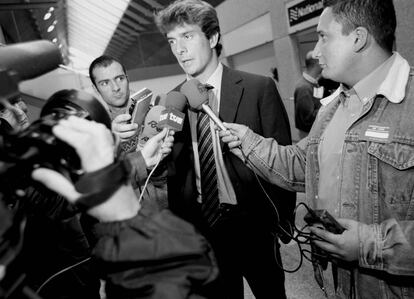 Marcos Vales atiende a los medios de comunicación en el aeropuerto de Vigo antes de luna concentración de la selección española de fútbol en 1998.