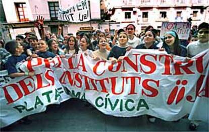 Más de medio millar de estudiantes de los colegios públicos de Paterna, La Cañada y La Coma se concetraron frente al Palau de la Generalitat en protesta por 'el incumpliento de Zaplana'.