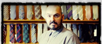 El diseñador Juan Duyos en la tienda de complementos para hombre Le Marché aux Puces.