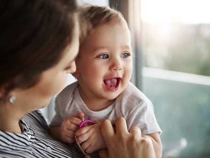 Las familias monoparentales dan la batalla judicial por acumular las prestaciones por maternidad y paternidad