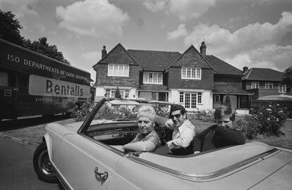 Tom Jones con su mujer Linda y su hijo Mark cuando se mudaron a su nuevo hogar en Sudbury, en 1967. Foto de Len Trievnor para Getty.