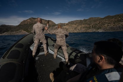 Soldados españoles instruyen a buzos ucranianos para desactivar minas subacuáticas en Cartagena (Murcia).