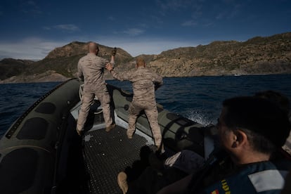 Soldados españoles instruyen a buzos ucranianos para desactivar minas subacuáticas en Cartagena (Murcia).