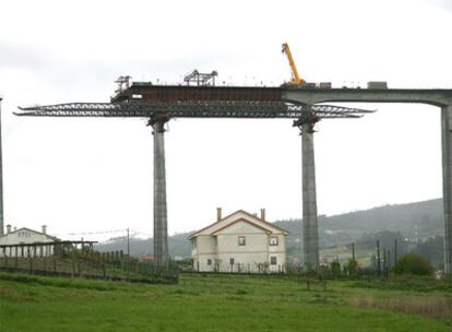 Obras de construcción del viaducto del tren de alta velocidad a su paso por la parroquia compostelana de O Eixo.