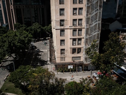 Lateral del Edificio Joseph Gire, mejor conocido como Noite, desde la terraza del Museo MAR, ambos ubicados en Praça Mauá, en el centro de Río de Janeiro.