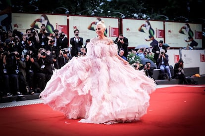 Con un diseño de Valentino Lady Gaga desfila en la presentación de la película 'Ha nacido una estrella' de la que es protagonista junto a Bradley Cooper.