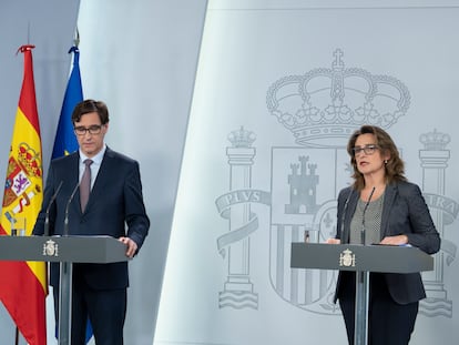 El ministro de Sanidad, Salvador Illa, y la vicepresidenta cuarta del Gobierno, Teresa Ribera, el domingo en La Moncloa.