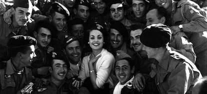 Carmen Sevilla visita en 1957 a las tropas espa&ntilde;olas en la guerra de Ifni, uno de los episodios a los que afecta la desclasificaci&oacute;n.