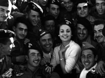 Carmen Sevilla visita en 1957 a las tropas espa&ntilde;olas en la guerra de Ifni, uno de los episodios a los que afecta la desclasificaci&oacute;n.