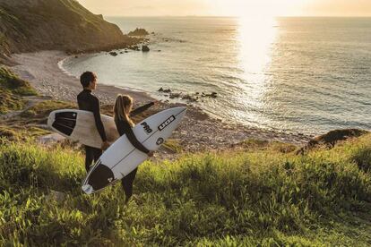 Surfistas frente a la playa de Sopelana (Bizkaia).