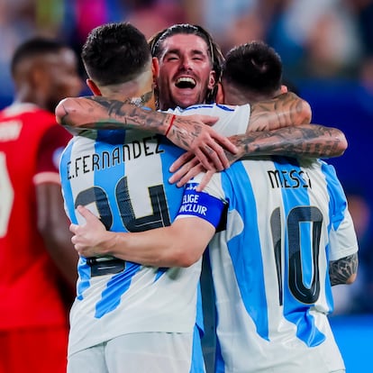 East Rutherford (United States), 10/07/2024.- Lionel Messi (R) of Argentina celebrates his 2-0 goal against Canada with Enzo Fernandez (L) and Rodrigo De Paul (C) during the second half of the CONMEBOL Copa America 2024 Semi-finals match between Argentina and Canada, in East Rutherford, New Jersey, USA, 09 July 2024. EFE/EPA/JUSTIN LANE