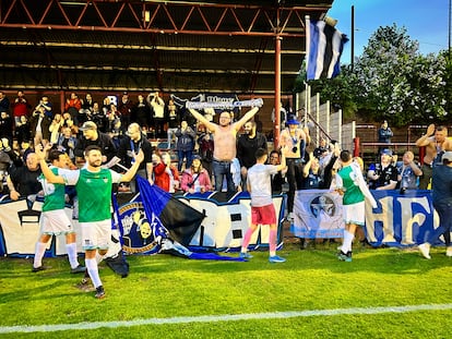 Los jugadores del Cuenca, con la afición del Falke en Hamburgo.