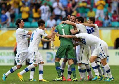 Los jugadores de Italia felicitan a Buffon.