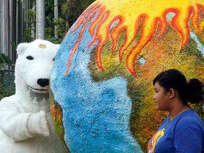 Militante de Greenpeace disfrazado de oso, ayer, en Bali.