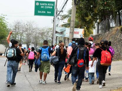 Algunos hondureños caminann rumbo a la frontera con Guatemala. 