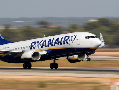 Un avión de Ryanair, saliendo del aeropuerto de Palma.