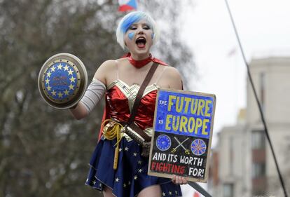 Una manifestante proeuropea, simula al personaje de cómic Wonder Woman, mientras grita consignas contra el Brexit.