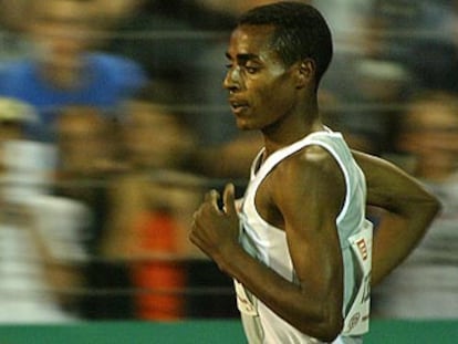 Bekele, en un momento de la carrera en la que batió el récord del mundo.