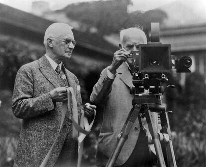 George Eastman, izquierda, posa con el inventor Thomas Edisson, que había desarrollado varios inventos relacionados con la imagen en movimiento.