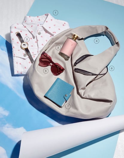 1. Cazadora vaquera blanca con logo rojo de Calvin Klein (159 euros). 2. Reloj con correa de piel de Nixon (180 euros). 3. Colonia floral La Femme, de Prada (140 euros). 4. Bolso gris de piel de Cos (150 euros). 5. Gafas de sol rosas de Web (130 euros). 6. Auriculares bluetooth Tone Ultra, de LG (129 euros). 7. Cuaderno Ulysse Mini, de Hermès (113 euros).