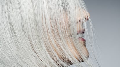 canas, pelo blanco, mujeres con el pelo blanco, hombres con pelo blanco, pelo con canas, pelo gris mujer,Cómo hacer la transición al cabello blanco, ¿Cómo dejarse el pelo con canas?, Como dejar el pelo blanco sin decolorar, Transición entre tinte y cabello canoso, ¿Cómo dejarse el pelo con canas?