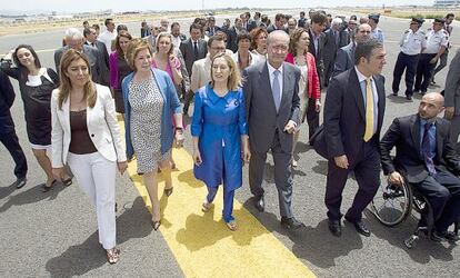 La ministra Ana Pastor y otras autoridades en la inauguración de la segunda pista del aeropuerto de Málaga.