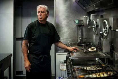 Bittor Arginzoniz, el revolucionario del viejo arte de la brasa y la parrilla desde su restaurante Etxebarri, en Axpe, en el Duranguesado, junto a sus fuegos.