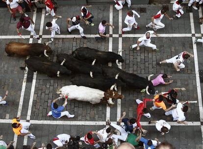 Los toros de la ganadería madrileña de Victoriano del Río a su paso por la calle Estafeta.
