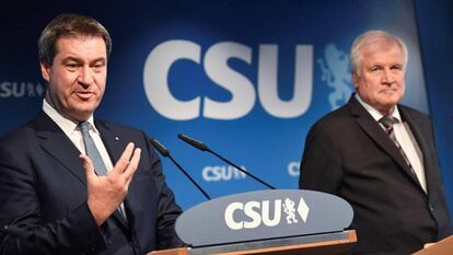 El primer ministro bávaro, Markus Söder, y el líder de la Unión Socialcristina (CSU) de Baviera y ministro federal del Interior, Horst Seehofer.