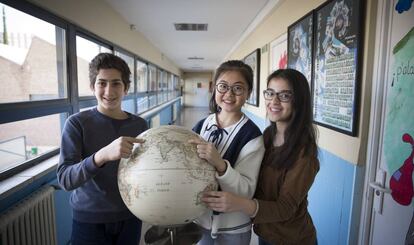 Mostafa, Lucía y Mais en el colegio Padre Piquer, en Madrid.