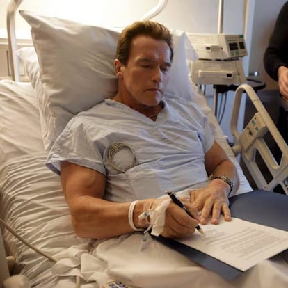 El gobernador del estado norteamericano de California, el actor Arnold Schwarzenegger, abandonó este domingo el hospital de Santa Monica donde ingresó hace cuatro días para ser operado de la fractura en una pierna que se causó esquiando. Schwarzenegger, de 59 años, espera poder andar con muletas cuando el viernes próximo comience su segunda legislatura al frente del Gobierno de California.