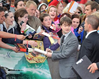 El protagonista de Harry Potter, Daniel Radcliffe, también repartió entre sus <i>fans</i> autógrafos durante su desfile por la alfombra roja, que se extendió desde Trafalgar Square hasta Odeon Leicester Square, donde se proyectó la cinta.