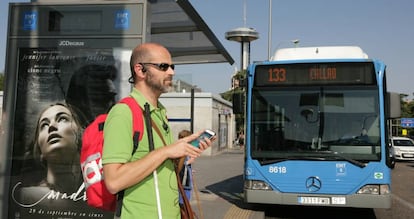 Un usuario de aplicaciones de movilidad, a punto de subirse al autobús 133 de Madrid, en las inmediaciones de Moncloa.