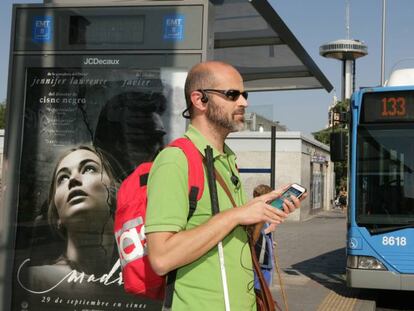 Un usuario de aplicaciones de movilidad, a punto de subirse al autobús 133 de Madrid, en las inmediaciones de Moncloa.