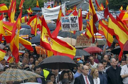 Un momento de la manifestación convocada por Voces contra el Terrorismo en Madrid. En primera fila, Jaime Mayor Oreja.