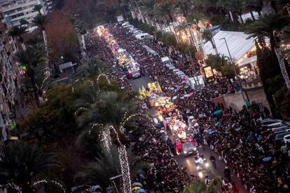 Vista aérea de la Cabalgata de los Reyes Magos en Córdoba.