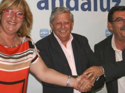 Marisol Ayala celebra el acuerdo con el alcalde Chiclana y el presidente del PP local.