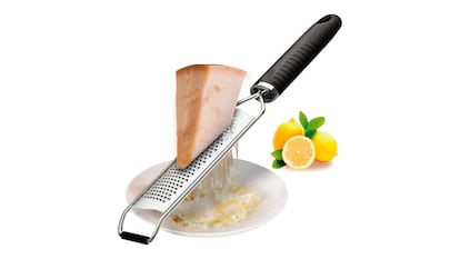 Básicos de cocina sobre fondo blanco.
