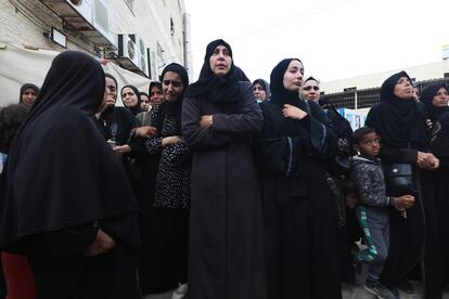 Familiares se lamentan al recibir los cuerpos de sus familiares muertos  para ser enterrados, este lunes en la morgue del hospital Al Aqsa, al sur de Gaza.