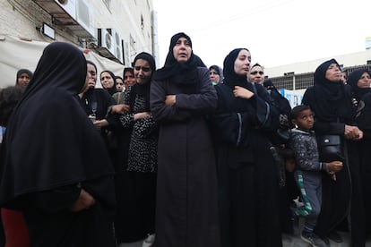 Familiares se lamentan al recibir los cuerpos de sus familiares muertos  para ser enterrados, este lunes en la morgue del hospital Al Aqsa, al sur de Gaza.