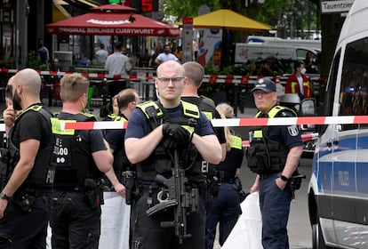 Varios policías acordonan la zona del atropello múltiple, este miércoles en el centro de Berlín.