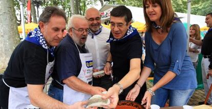 Alfonso Gil (izquierda), José Antonio Pastor, López y Mendia (derecha) en el concurso de bacalao a la vizcaína.