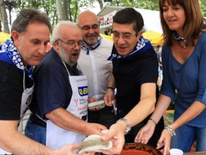 Alfonso Gil (izquierda), José Antonio Pastor, López y Mendia (derecha) en el concurso de bacalao a la vizcaína.