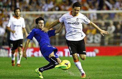 Postiga ante Marc Valiente.