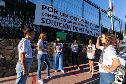 Varias madres, durante una protesta en el colegio de Benahavís, el pasado miércoles.