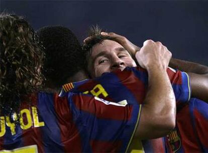 Los jugadores del Barcelona felicitan a Messi tras su gol contra el Zaragoza.